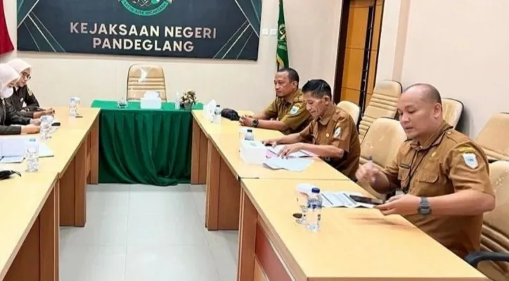 Jajaran Diskoperindag Pandeglang saat melakukan permohonan kerjasama dengan Kejari. (Foto: Ist).