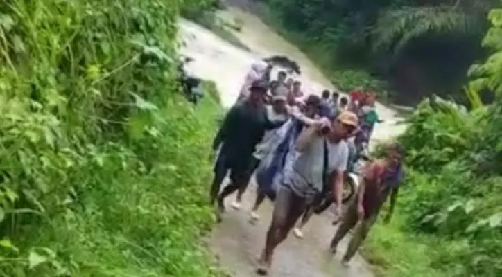 Sejumlah warga Cimanggu, Pandeglang saat menandu korban tersambar petir. (Foto: Ist).