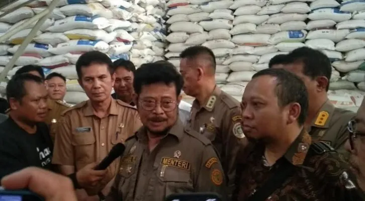 Menteri Pertanian Syahrul Yasin Limpo saat di penggilingan beras di Karawang.