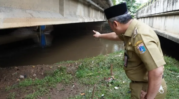 Walikota Jakarta Barat, Yani Wahyu Purwoko saat melakukan peninjauan ke Kali Angke. (foto: ist)