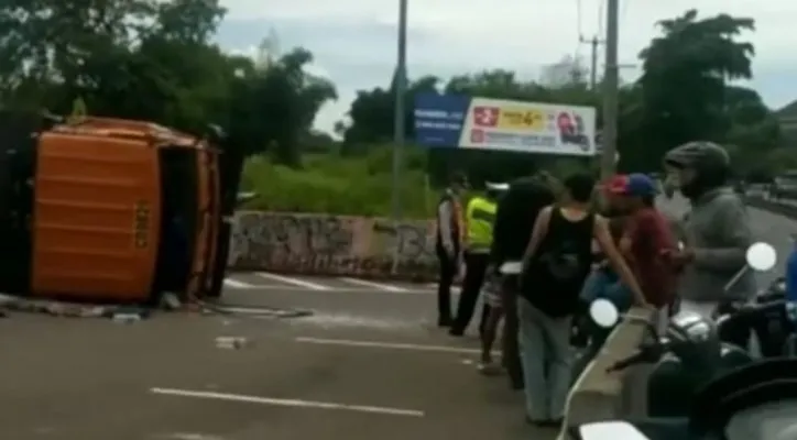 Truk kontainer bermuatan cat terguling di Pintu Tol Cijago, Depk. (Ist)