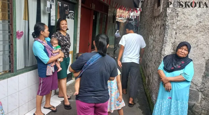 Warga Kelurahan Cengkareng Timur mengeluh tak bisa nonton sinetron karena tak mampu beli STB. (foto: ist)