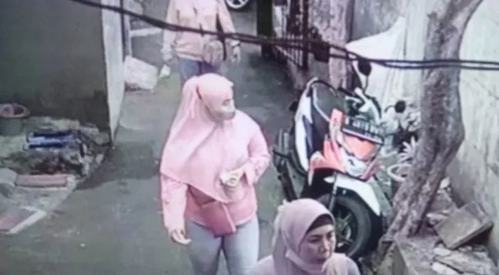 Tiga wanita yang diduga pelaku hipnotis warga Cengkareng Timur dengan modus menawarkan kredit STB. (foto: ist)