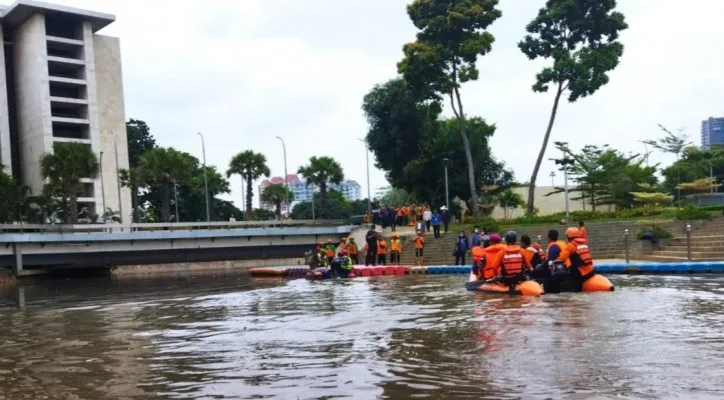 Dinas LH DKI bersama TNI-Polri saat melakukan susur sungai di Kali Ciliwung, Jakarta Pusat. (foto: ist)