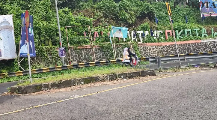 Tulisan branding selamat datang di kota wisata pandeglang tertutup rumput dan kumuh. (Foto: Samsul Fatoni)