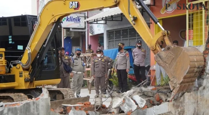 Petugas Satpol PP saat melakukan pembongkaran bangunan di wilayah yang terdampak pembangunan flyover Cisauk. (foto: poskota/veronica)