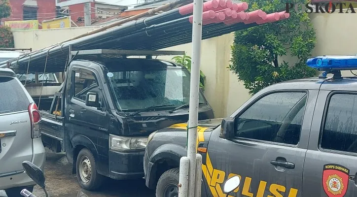 Barang bukti mobil boks Dhaihatsu Grand Max hitam yang membawa tiang listrik fiber optik internet diamankan di Mapolsek Bojonggede. (foto: poskota/angga)