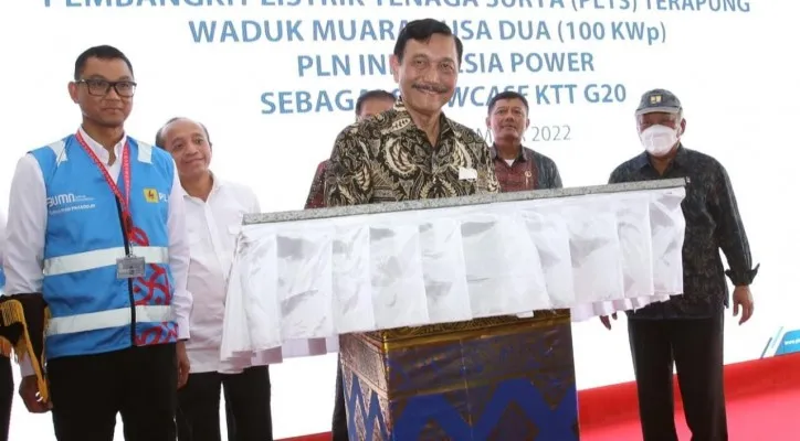 Menteri Koordinator Bidang Kemaritiman dan Investasi, Luhut Binsar Pandjaitan bersama ekerjaan Umum dan Perumahan Rakyat, Basuki Hadimuljono dan Direktur Utama PLN Darmawan Prasodjo saat meresmikan PLTS Terapung Waduk Muara Nusa Dua milik PLN Group. (ist)