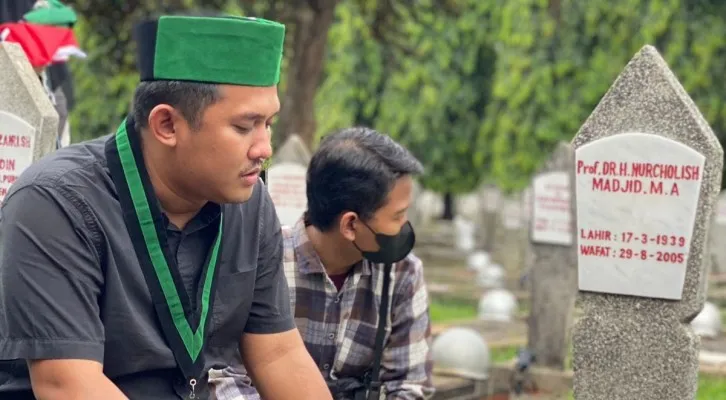 Ketua Umum Badko HMI Jabodetabeka-Banten, M Adhiya Muzakki saat berziarah di Taman Makam Pahlawan Kalibata, Kamis (10/11/2022). (Foto: Dok. Badko HMI Jabodetabeka-Banten).