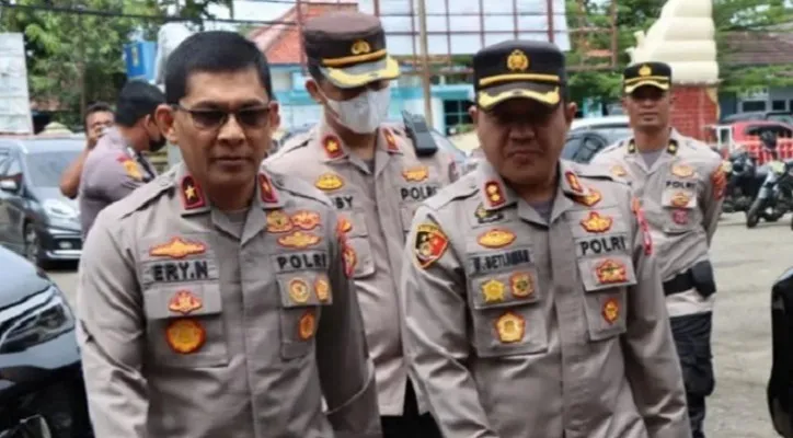 Wakapolda Banten Brigjen Ery Nursatari didampingi Kapolres Lebak, AKBP Wiwin Setiawan saat peninjauan TPS Pilkades di Lebak. (foto: is)