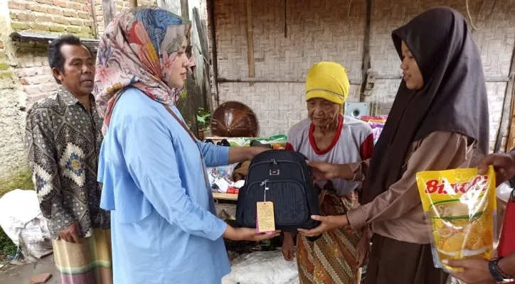 Salah seorang perwakilan Kemensos saat menyerahkan bantuan kepada nenek Simot. (ist)