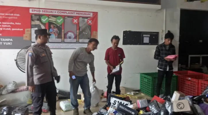 Polisi cek laporan adanya dugaan penipuan paket Box berisi sabun cuci bermodus jual STB di kantor J&T Cikarang . (Humas Polsek Cikarang Utara)