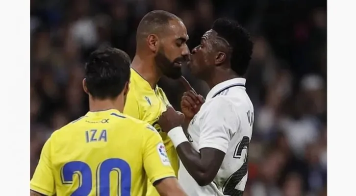 Vinicius jr sering dilanggar dari pemain lawan. Tampak Vinicius emosi saat dilanggar pemain Cadiz. (foto: marca/Chema Rey)