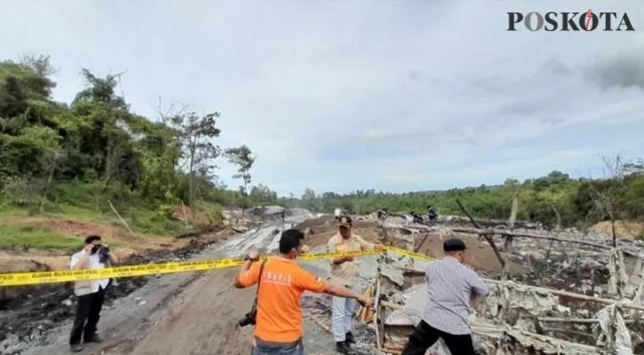 Polisi menyegel  lahan seluas 3.000 meter di Tenjo, Bogor, terkait kasus pencemaran.  (Foto: panca/poskota)