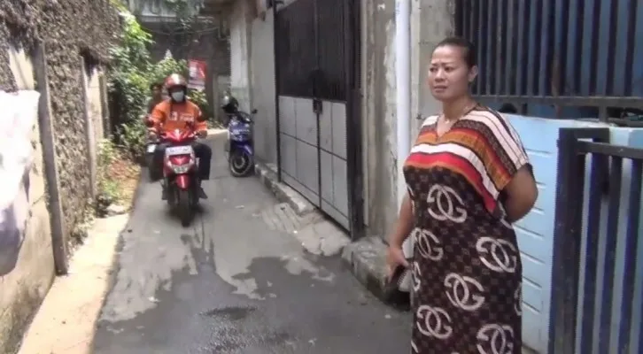 Poni, warga di sekitar lokasi tempat ibu rumah tangga bersama anaknya dijambret orang tak dikenal di Kalideres, Jakarta Barat. (Foto: Pandi)