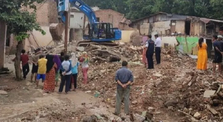 Pembokaran rumah warga Rawajati pada hari Rabu, (9/11/2022). Kawasan ini terdampak nomalisasi Ciliwung. (9/11/2022). (foto: Tangkap layar)