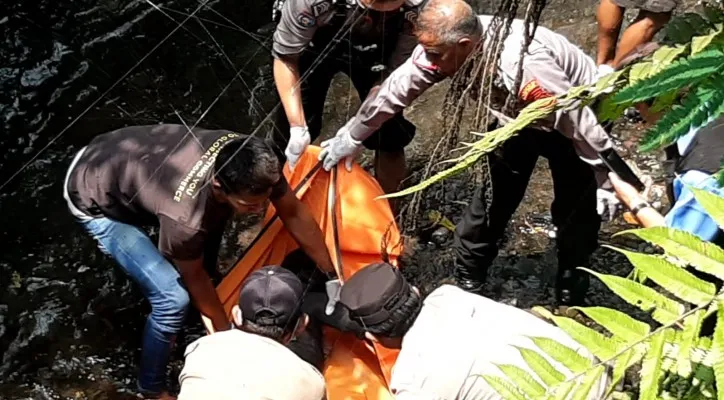 Polisi saat mengevakuasi mayat perempuan di Kali Cinangneng yang berada di kawasan wisata Curug Luhur Paradise, Kecamatan Tenjolaya, Kabupaten Bogor. (foto: ist)