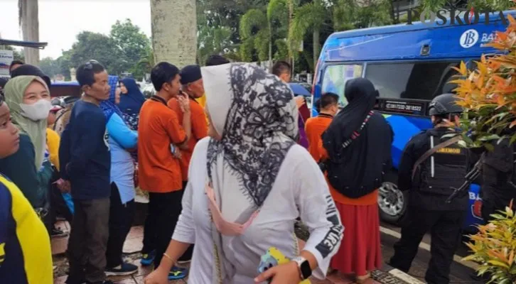 Puluhan warga Pandeglang saat melakukan penukaran uang lama dengan yang baru. (Foto: Samsul Fatoni).