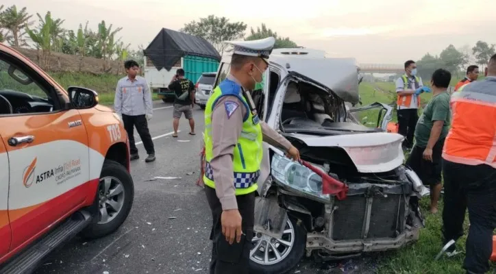 Diduga sopir mengantuk, mobil Daihatsu Luxio menabrak mobil load bak di Tol Cipali KM 139, Kabupaten Indramayu, Jawa Barat. (ist)