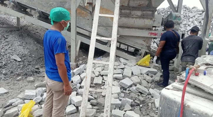 Personil Unit Reskrim Polsek Cikande dan Satreskrim Polres Serang saat melakukan olah TKP di lokasi kecelakaan kerja di PT Rexcon Indonesia. (ist)