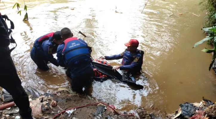 Petugas Damkar Kabupaten Bogor sedang mengevakuasi mayat wanita yang ditemukan di Sungai Ciliwung, Bogor. (ist)