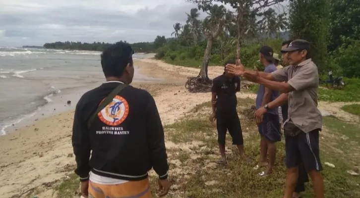 Tim Balawista bersama masyarakat Carita Pandeglang saat melakukan pencarian korban terseret ombak laut. (ist)