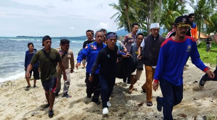 Tim SAR gabungan saat mengevakuasi korban hanyut di perairan Laut Carita, Pandeglang. (foto: ist