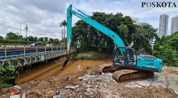 Pengerukan Kali Angke di Jakarta Barat. (foto: poskota/aldi)