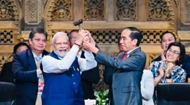 Presiden Jokowi serahkan presidensi G20 tahun depan ke PM India Narendra Modi. (Foto: Twitter/jokowi)