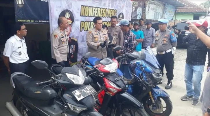 Kapolres AKBP Yudha Satria didampingi Kapolsek Carenang AKP Samsul Fuad saat mengembalikan barang bukti motor di Mapolsek Carenang. (Foto: haryono)