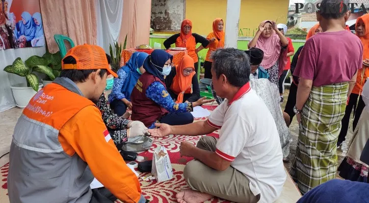 Para lansia di Desa Ciinjuk Pandeglang saat mengikuti pengobatan gratis. (foto: poskota/samsul fatoni)