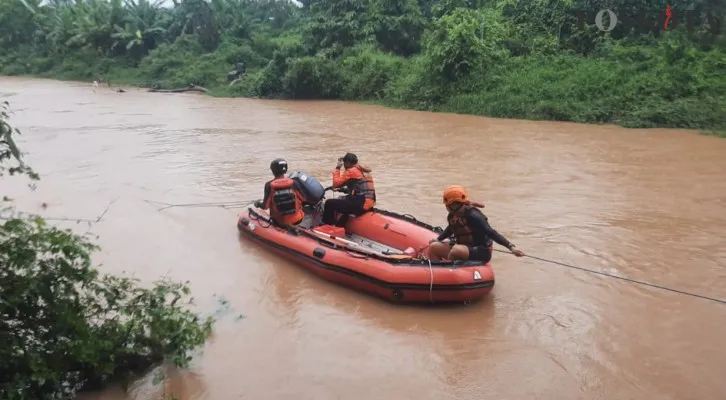 Tim SAR melakukan pencarian lansia hanyut di Kali Cimanceuri. (foto: poskota/iqbal)