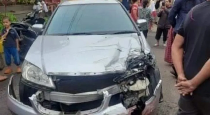 Mobil sedan ringsek disambar kereta di perlintasan rel Klingkit Rawa Buaya, Cengkareng, Jakarta Barat. (foto: ist)