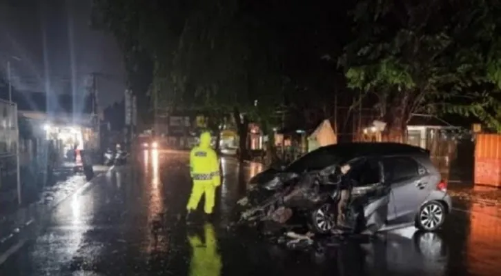 Personil Unit Gakkum Satlantas Polresta Serang Kota saat melakukan olah TKP kecelakaan tunggal Honda Brio tabrak pohon. (ist)