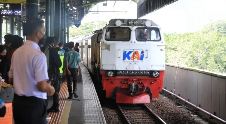 Penumpang menunggu KA tiba. (ist)