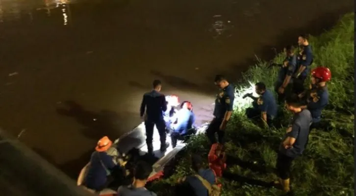 Petugas Gulkarmat saat melakukan pencarian kepada petugas kebersihan yang tercemplung ke kali di Aliran Kali Kanal Banjir Barat, Grogol, Jakarta Barat. (Foto: Pandi)