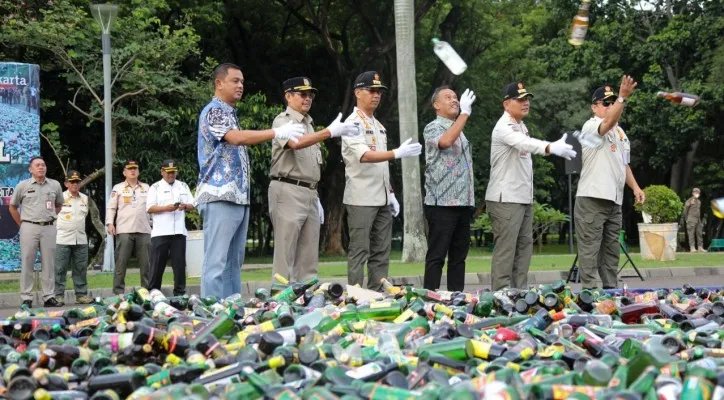 Pemprov DKI Jakarta saat memusnahkan sebanyak 14.447 botol miras di Silang Monas. (foto: ist)