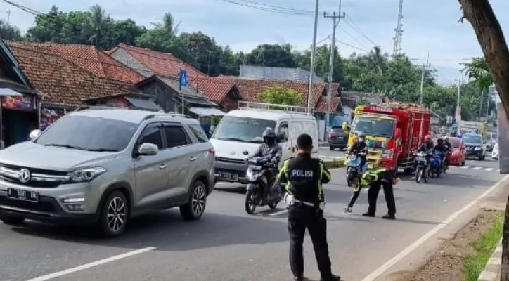 Personil Unit Gakkum Polresta Serang Kota saat melakukan olah TKP kecelakaan yang dialami pasutri. (Foto: Rahmat Haryono)