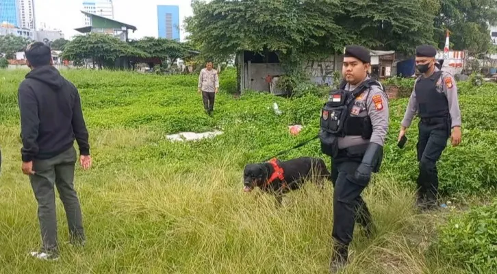 Polsek Palmerah melakukan penggerebekan Kampung Boncos dengan menggunakan dua anjing pelacak. (Foto: Pandi)