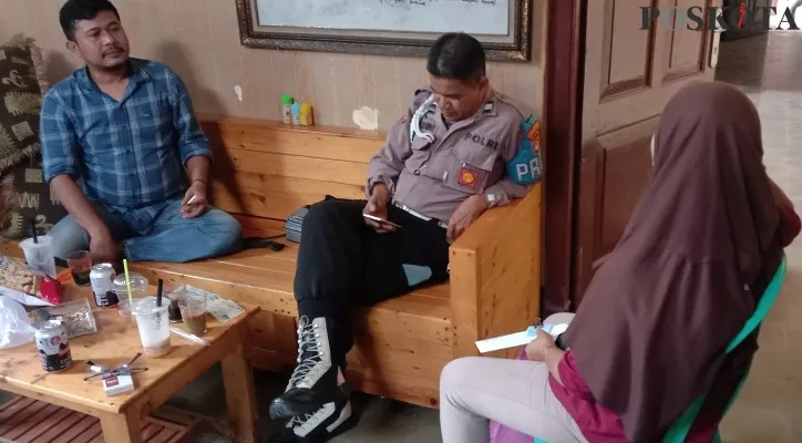 Ibu korban, Jumiati saat melapor di Mapolsek Ciruas usai mendapat pengaduan motor anaknya dibawa kabur. (foto: poskota/haryono)