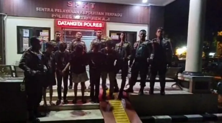 Tim Patroli Perintis Presisi Polres Metro Bekasi mengamankan lima orang remaja hendak tawuran. (Ist)