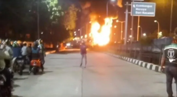 Truk tangki BBM jenis pertalite terbakar di Jalan Tol Rong Road KM 7, Kembangan, Jakarta Barat. (Ist)