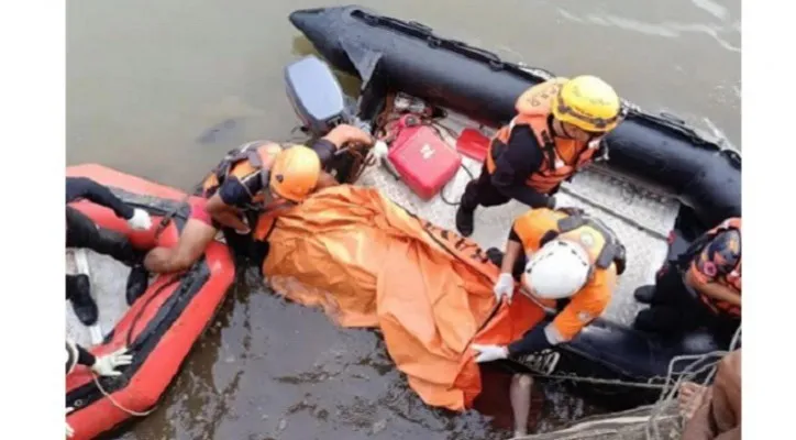 Tim SAR gabungan menemukan jasad petugas kebersihan yang nyemplung ke aliran kali Banjir Kanal Barat. (Tim SAR Jakarta)