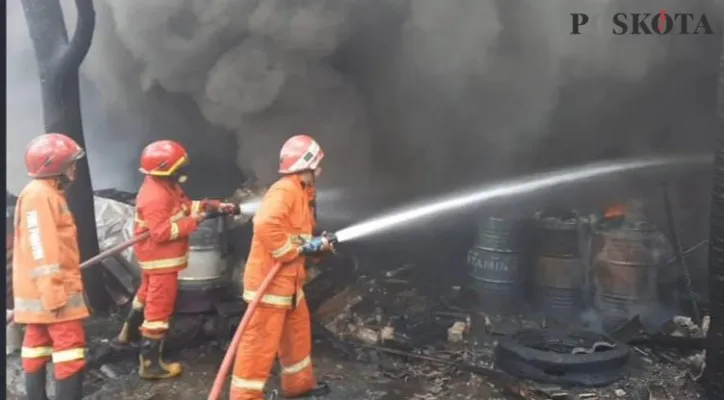 Petugas Damkar sedang memadamkan api yang membakar gudang kertas di Kecamatan Cibodas, Kota Tangerang. (foto: poskota/iqbal)