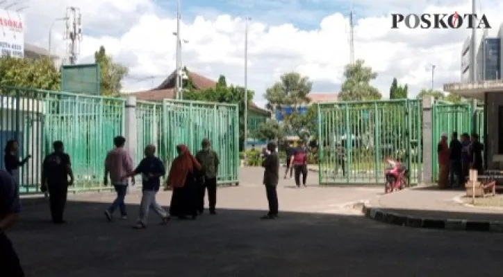 Saat merasakan guncangan gempa, warga Kota Bekasi berhamburan menuju Stadion Patriot Chandra Baga. (foto: poskota/ihsan)