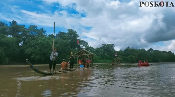 Sejumlah pejabat Pemkab Lebak saat naik rakit bambu dalam festival susur sungai Ciujung. (Foto: Samsul Fatoni)