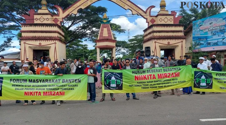 Massa aksi dari Forum Masyarakat Banten saat menggelar orasi dukungan penegakan hukum terhadap terdakwa Nikita Mirzani. (foto: poskota/bilal)