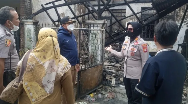 Jajaran Polsek Tambunsaat mengunjungi rumah terbakar di Perum Tridaya Indah, Tambun Bekasi. (Foto: Humas Polsek Tambun).