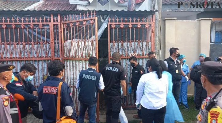 Polisi saat melakukan olah tkp lanjutan di rumah satu keluarga yang tewas di Perumahan Citra Garden, Kalideres, Jakarta Barat. (Foto: Pandi)