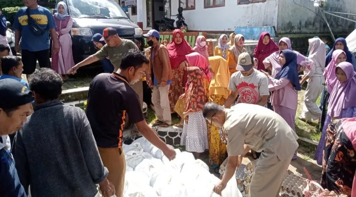 Ratusan warga Picung Pandeglang saat memadati lokasi oeprasi pasar. (Foto: Samsul Fatoni).